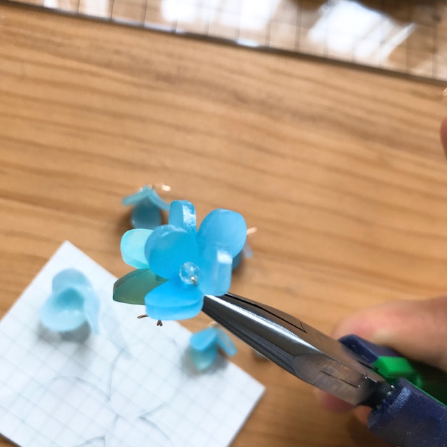 青い小花の立体プラバンの作り方 花びら１枚の型紙から自作する Suisuisuizoo