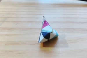 折り紙アクセサリーのコーティングは水性ニスがおすすめ Suisuisuizoo
